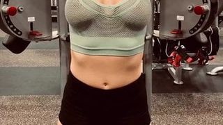 Blondine im Fitnessstudio