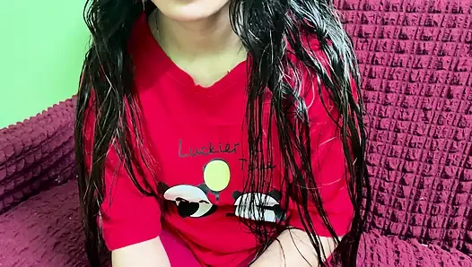 Seksi Hintli üvey kız kardeşim benimle sikiştiği için çok mutlu oluyor