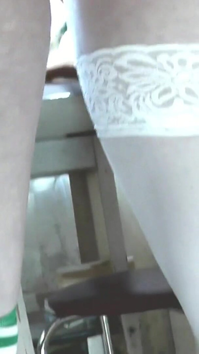Kadınlar Günü. Olgun orta yaşlı seksi kadın ve kısa üst tişörtlü gerçek bakire külotsuz tatil için pasta yapıyor. Girl on girl Kiss | Klip 2