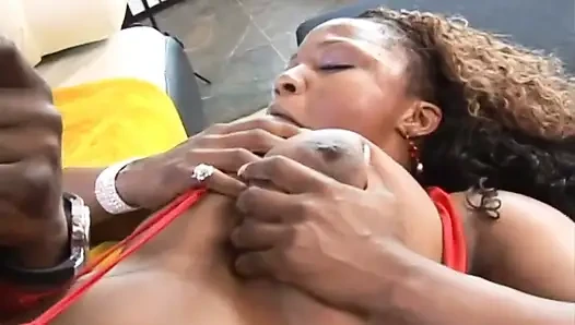 Cewek kulit hitam sensasi dengan toket besar dientot habis-habisan
