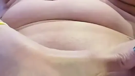 Schmutzige ehefrau squirtet dreimal beim videoanruf