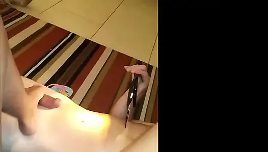 Kiffa hatte einen orgasmus, während sie seinen schwanz quetscht und ihn dazu bringen ließ, ihre füße zu verehren