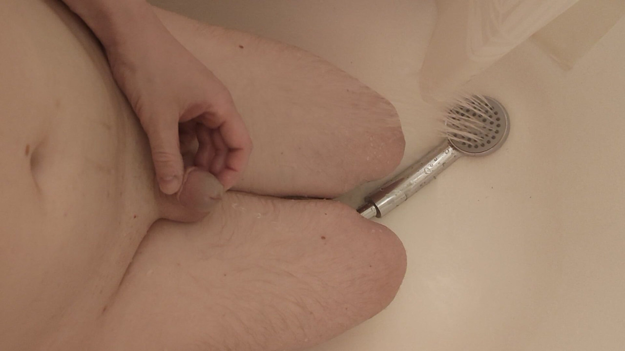 Pee in bath