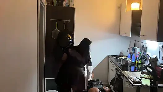 Mutfak fetişi fışkırtma çılgınlığı - olgun sürtükler her yere sırılsıklam