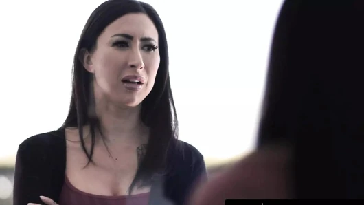 REINES TABU sheena Ryder lässt ihre ehefrau zuschauen, wie sie von einer dürren teen-nachbarin gefickt wird