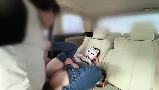 İşe gitmeden önce ikisi arasında araba seks ilişkisi oluyor