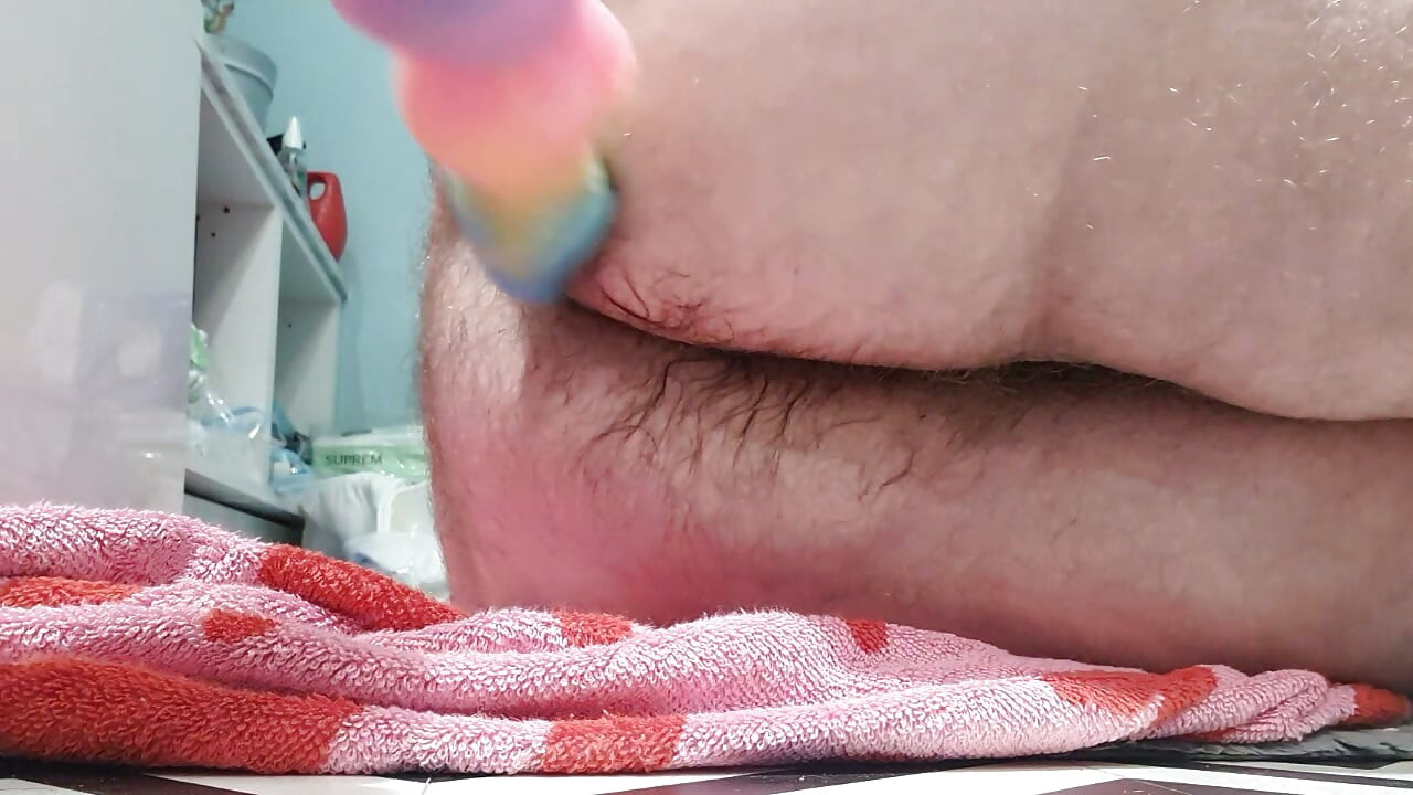 Consolador arcoiris anudado entrena mi culo