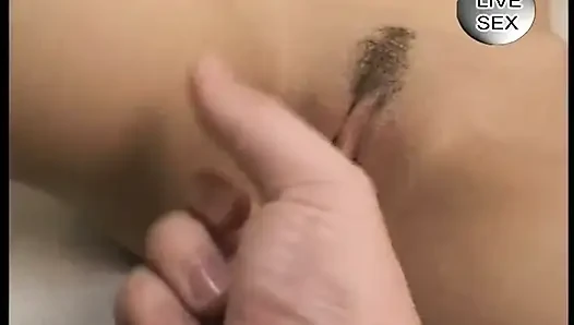 Brünettes schätzchen wird in den mund vollgespritzt