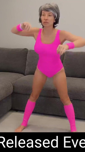 Ključni trenutak s "Sretan Dan Poludjedova i Baka - GILF AVANTURE E22 - MILF STELLA"