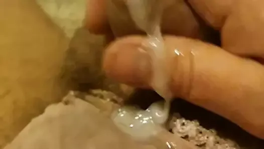 Petite bite minuscule mouillée de pré-éjaculation et de sperme!