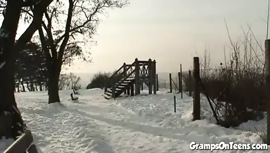 Zdzirowata nastolatka ze śniegu pieprzy kutasa dziadka