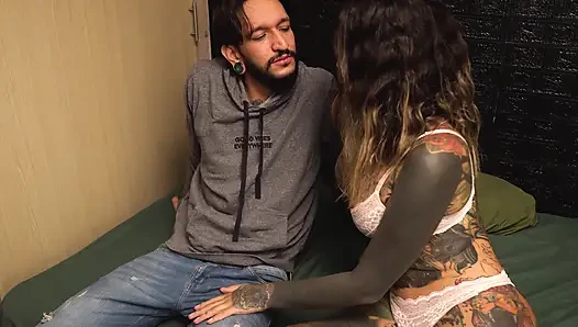 The Girl Who Knows About Tinder Invites Her Friends to Try My Big Date