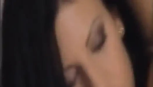 Esmer Alman orta yaşlı seksi kadın nostaljik iki kadın bir erkek üçlü grup sekste paylaşılıyor