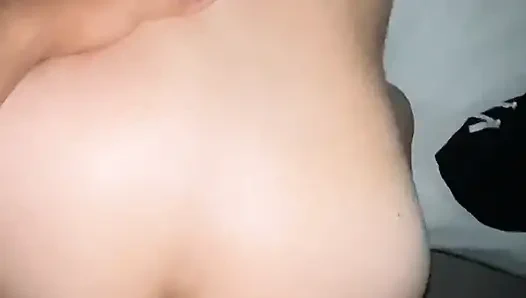 CUCKOLD MENINGGALKAN ISTRINYA SENDIRIAN SAAT DIA BEKERJA, SAYA PERGI KE RUMAHNYA UNTUK MENIDURI WANITA ITU