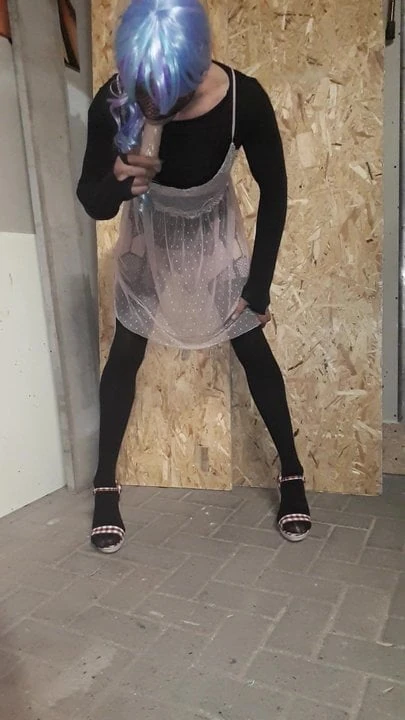 弱虫痴女がディルドを吸い、お尻を見せているポーズ
