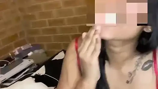 Sri-lankisches mädchen lutscht großen schwanz