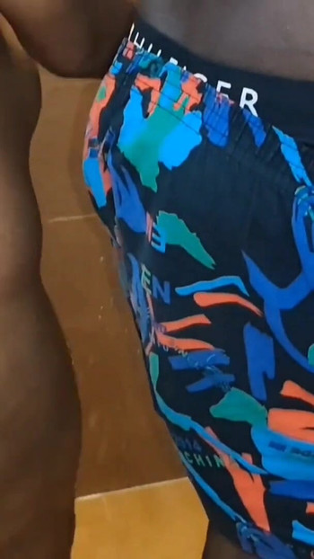 我的朋友邀请我到他家，然后他把他又大又厚的黑色鸡巴塞进我的嘴里，然后他让我上床... |剪辑 2