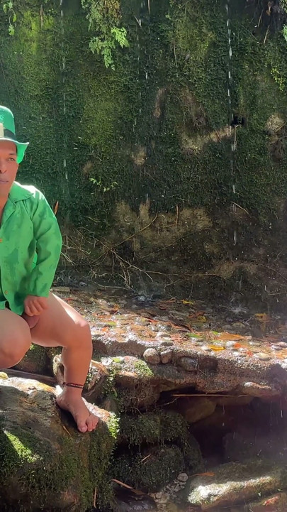 Lille goblin finder en pige, der er vild i skoven, og i stedet for at hjælpe hende giver han hende en lækker fuck i… | Clip 1