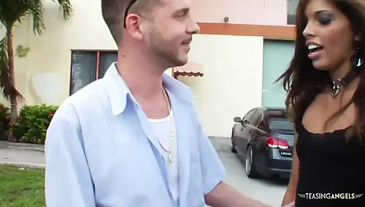 Schwarzes schätzchen bekommt sperma in den mund nach hardcore-sex