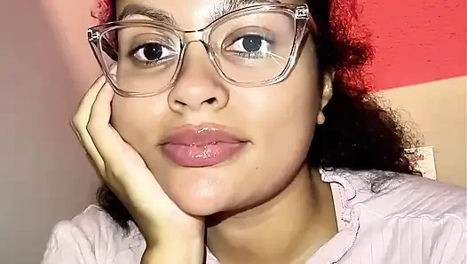 Gadis gassy kamar mandi umum berusaha menahannya tapi kentut dengan keras