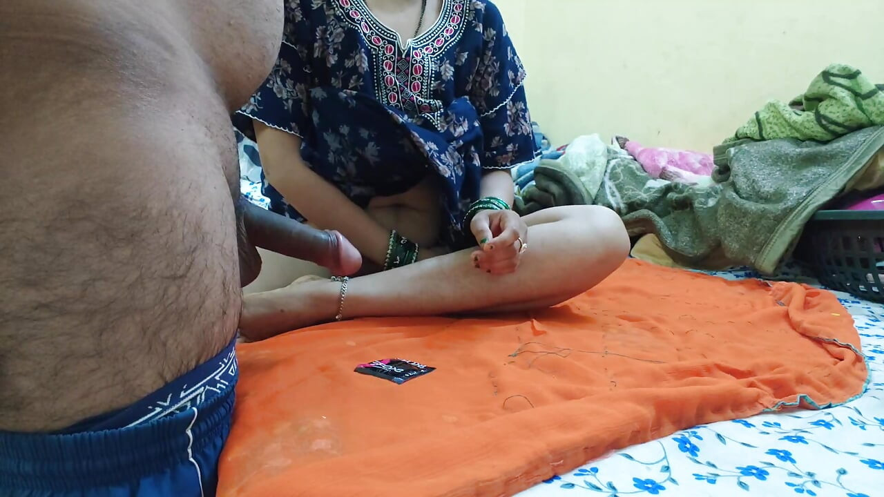 Bhabhi ko mc mai hi condom laga kar choda