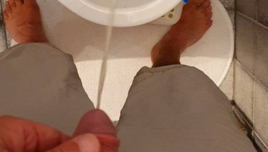 Mestre ramon mijando em shorts curtos no banheiro escravo