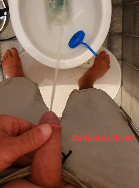 Master Ramon pisses in short shorts in the slave toilet