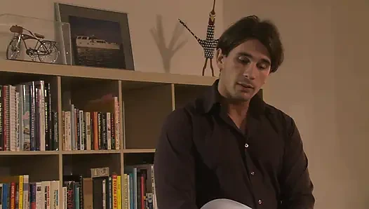 Волосатую брюнетку с большими сиськами дрючили сзади