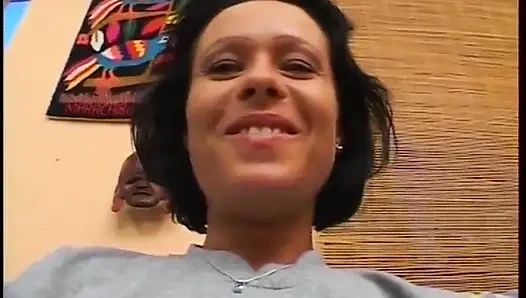 Brünettes mädchen hüpft beim casting auf dem großen schwanz des typen