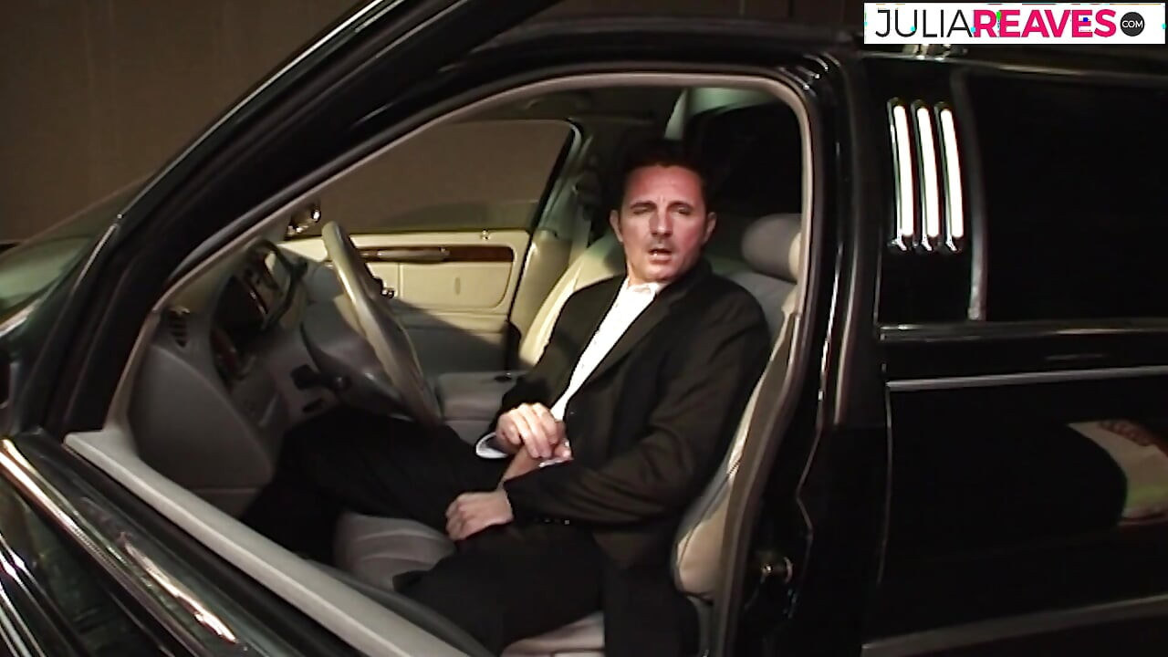 Garota sexy recebe uma foda profunda na bunda depois de um pau enorme chupando