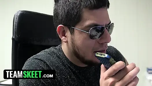 Remaja polos memasukkan kontol keras besar ke dalam pantatnya untuk menjaga keperawanan