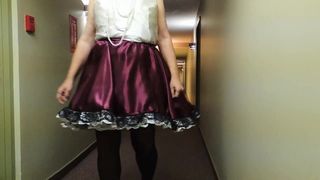 Sissy ray w fioletowej sukience maminsynek na korytarzu