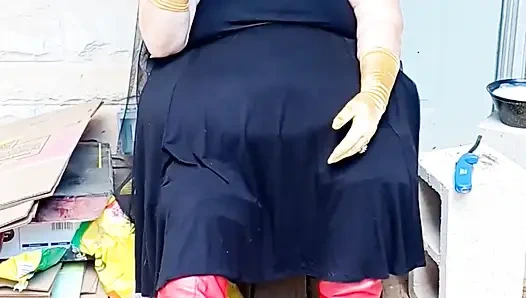 Gadis kelelawar sedang istirahat merokok di dalam dirinya