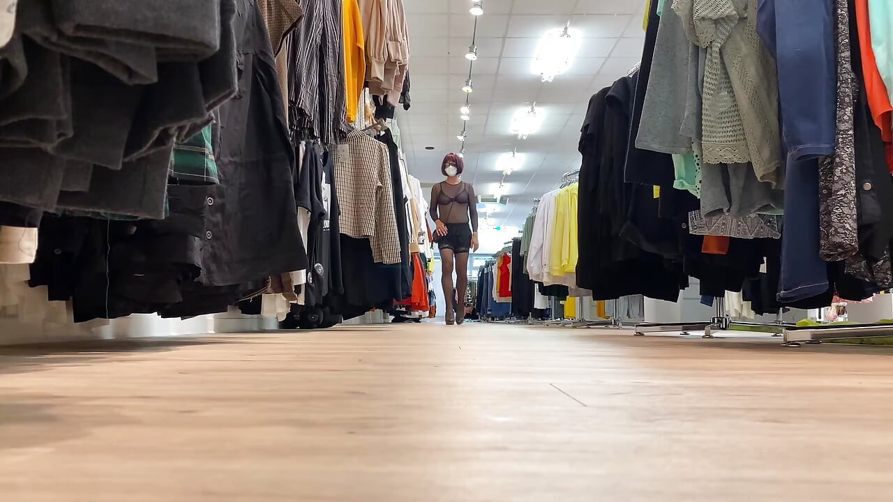 W super krótkiej mini spódnicy i przemyślanym body podczas zakupów