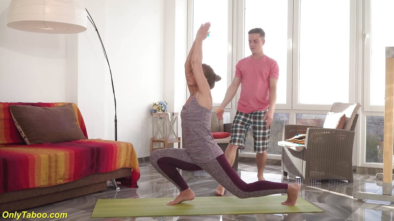 Mama vitregă roșcată futută de profesorul de yoga