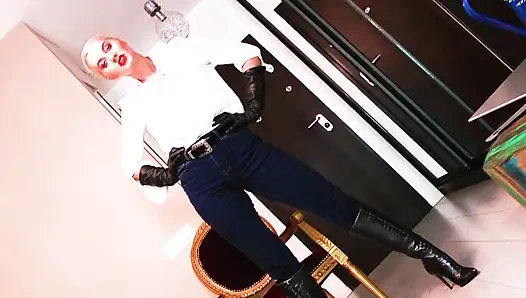 Ballbusting Femdom Games