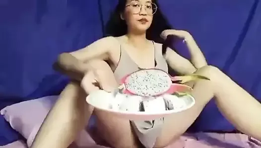 Hot girl sexy pussy eat fruit