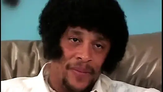 Kontol cowok wanita disepong sama dua pelacur yang lagi ngentot di ranjang