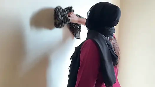 Трахаю красивую горничную с большой задницей в Саудовской Аравии, когда она убирает постельную комнату - трах в задницу и сперма