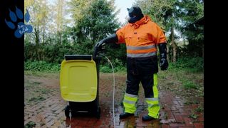 Cachorro Raingear - pateando al aire libre después del trabajo