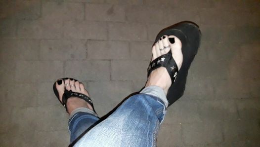 Um crossdresser em uma caminhada noturna caminha e tenta com seus belos pés