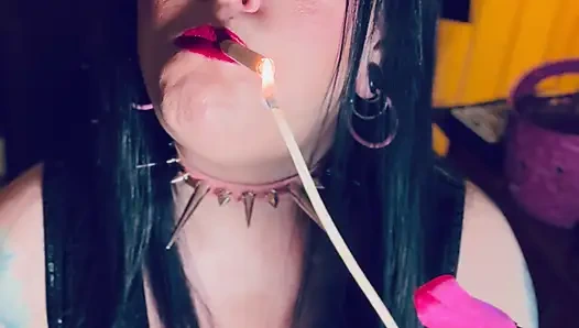 Она самая лучшая в том, что она делает! Tina Snua подсвечивает сигарету спичками и курит в перчатках