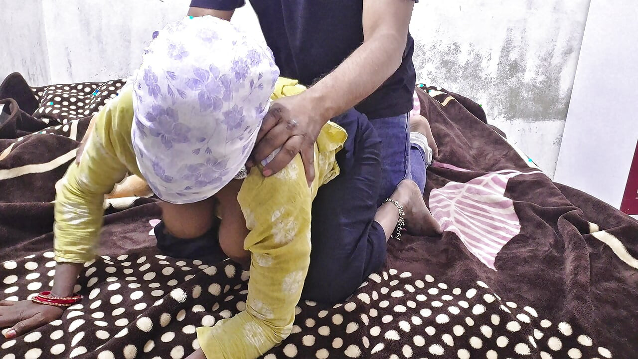 Indische Desi tante hard neuken met won echtgenoot op zijn hondjes neuken