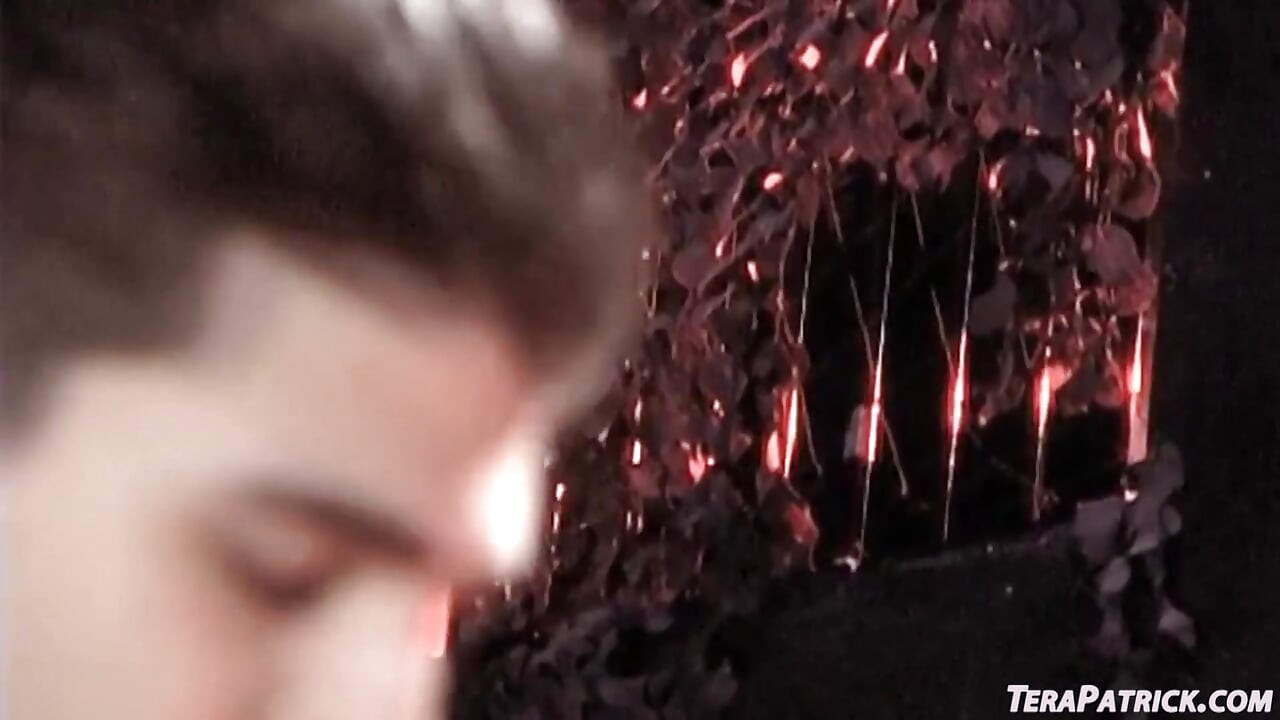 Ariana Jollee, Tiffany Taylor e Mia Beck sono il protagonista in questa gangbang con sborrate anali e facciali