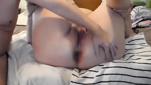 John kencing di dalam lubang pantat Jen dan dia mendorongnya keluar
