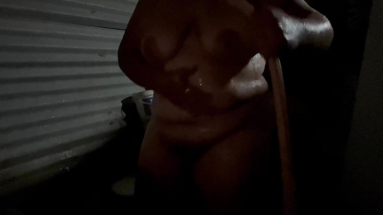 Das Mädchen nimmt sich selbst auf, während sie sehr sinnlich duscht, indem sie ihre Brüste berührt, sehr reich und diese enge Muschi, die sie hat.