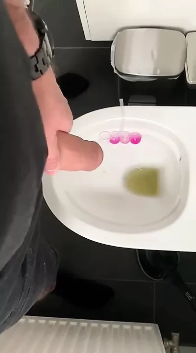 XXL Pissing