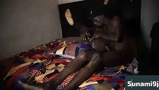 Cewek itu meringis kesaksaan sama kontol panjang