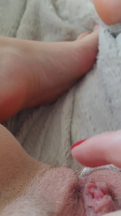 穿着白色蕾丝内裤自慰并达到高潮