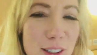 Heiße blonde MILF fickt BBC